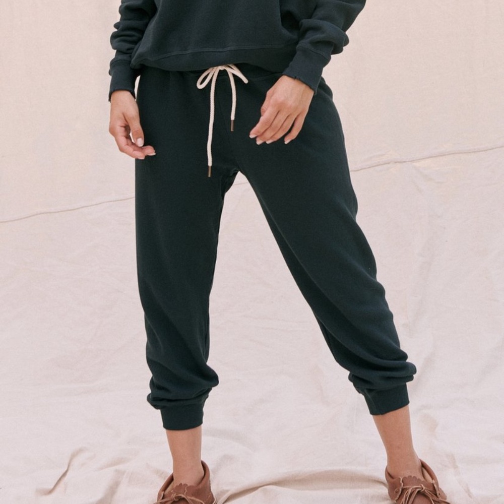 The great cropped sweatpants in forest green - Picture 1 of 3